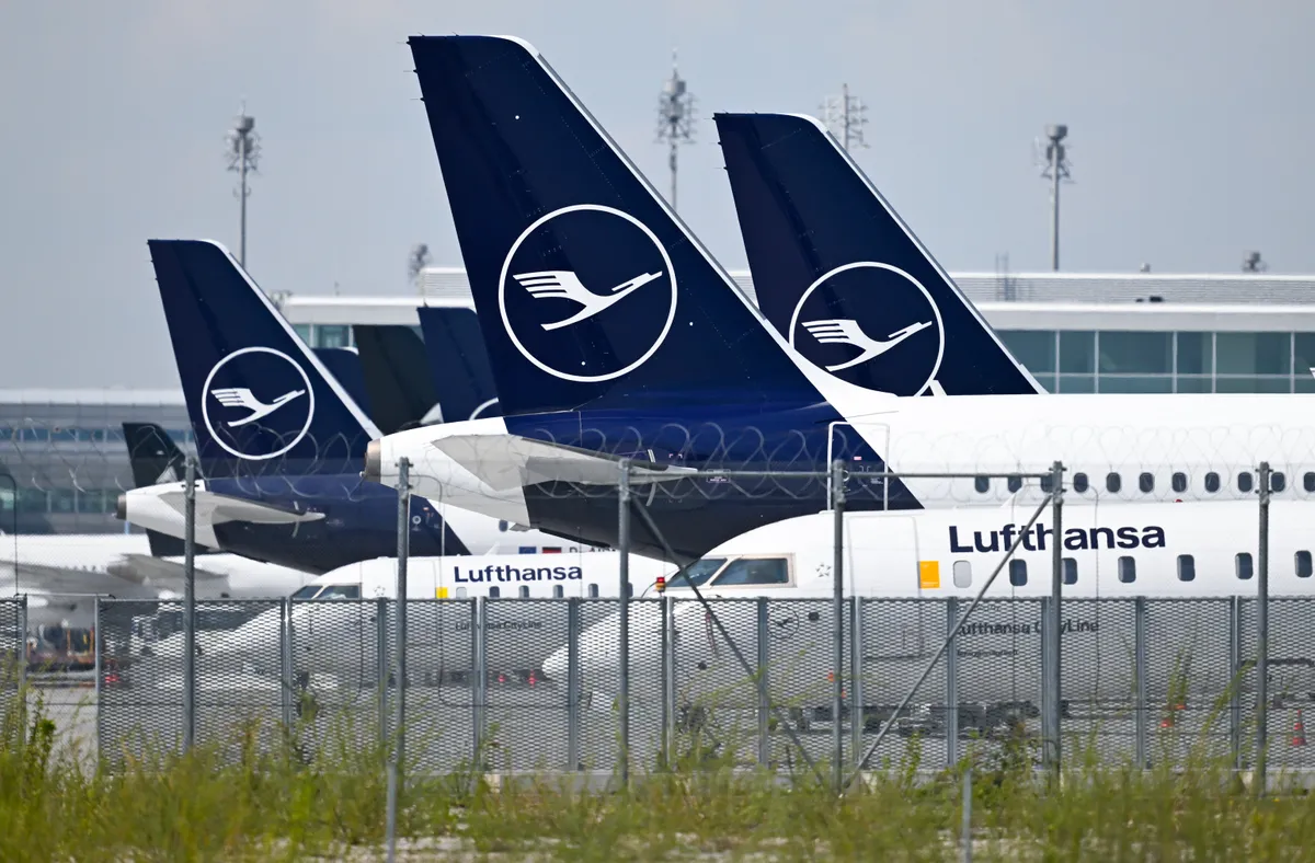 Kerozinhiány: Lufthansa and Lufthansa CityLine aircraft are parked at Munich Airport. In response to high kerosene prices, Lufthansa is grounding its first aircraft. Photo: Sven Hoppe/dpa (Photo by SVEN HOPPE / dpa Picture-Alliance via AFP)