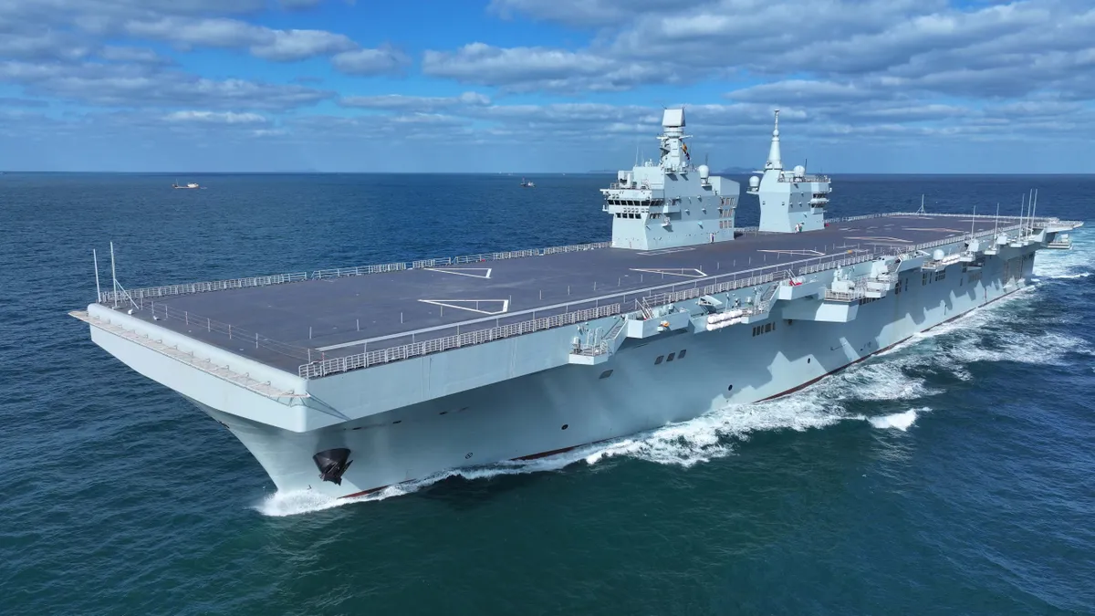 Szecsuán, hadihajó, Szecsuánhadihajó, (251116) -- SHANGHAI, Nov. 16, 2025 (Xinhua) -- China's first Type 076 amphibious assault ship, the Sichuan, is underway on Nov. 15, 2025. The Sichuan returned to the shipyard in Shanghai at around 5 p.m. Sunday after completing its maiden sea trial. The three-day mission tested the indigenously developed ship's propulsion and electrical systems, as well as other equipment, achieving the expected results. The Sichuan will undergo follow-up tests in accordance with established plans. (Photo by Zhang Liang/Xinhua) (Photo by Zhang Liang / Xinhua via AFP)