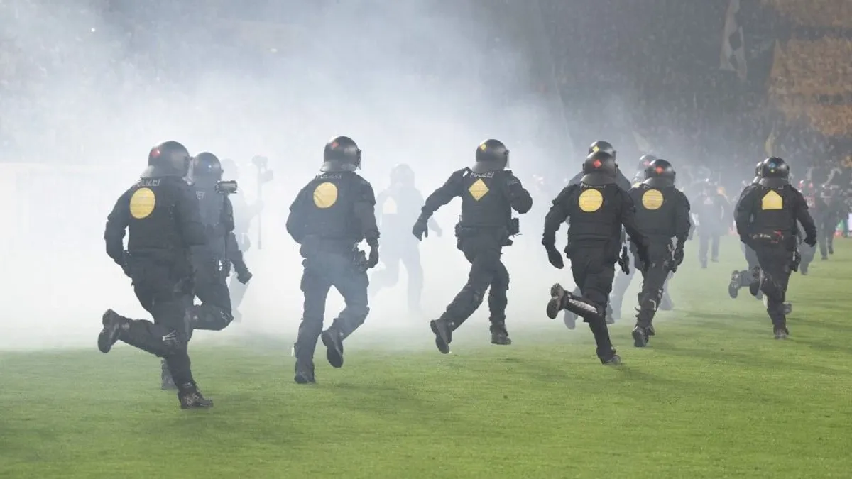 Kitört a káosz Dárdaiék meccsén, több száz rendőr kergette a szurkolókat − videó