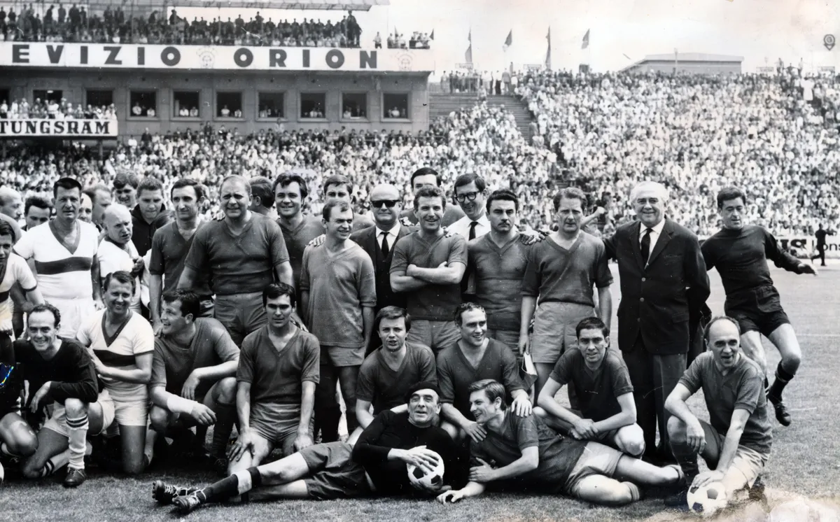 A felvétel 1968-ban készült a budapesti Népstadionban, a Színészek-Újságírók Rangadó (SZÚR) alkalmával. Középen karba tett kézzel Zenthe Ferenc látható.