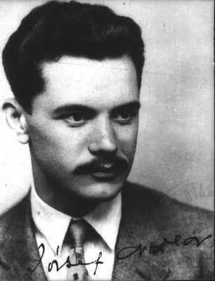 Április 11-e a magyar költészet napja: 1905-ben ezen a napon született József Attila költő, a magyar irodalom egyik legkiemelkedőbb alakja. A képen József Attila látható 1933 körül.