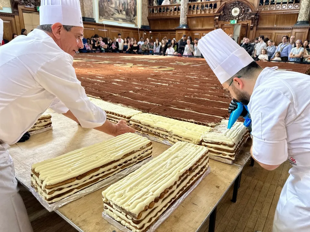 A rekordot döntő tiramisu elkészítése Londonban
