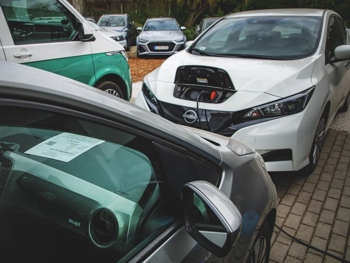 használt elektromos autó, elektromos autó, használt autó, autókereskedés, használtelektromosautó, elektromos autó, használtautó, 20260320 BudapestEladó elektromos autó a használt autó kereskedésben.fotó: Vémi Zoltán VZMW, Az olcsóbb elektromos autók, mint a Nissan Leaf továbbra is stabil keresletnek örvend