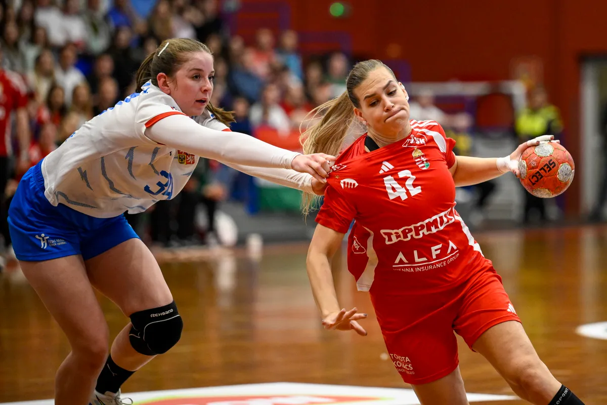 Érd, 2026. április 11.
Klujber Katrin (j) és a cseh Julie Franková a női kézilabda Eurokupa hatodik, utolsó fordulójában játszott Magyarország - Csehország mérkőzésen az Érd Arénában 2026. április 11-én.
MTI/Bodnár Boglárka