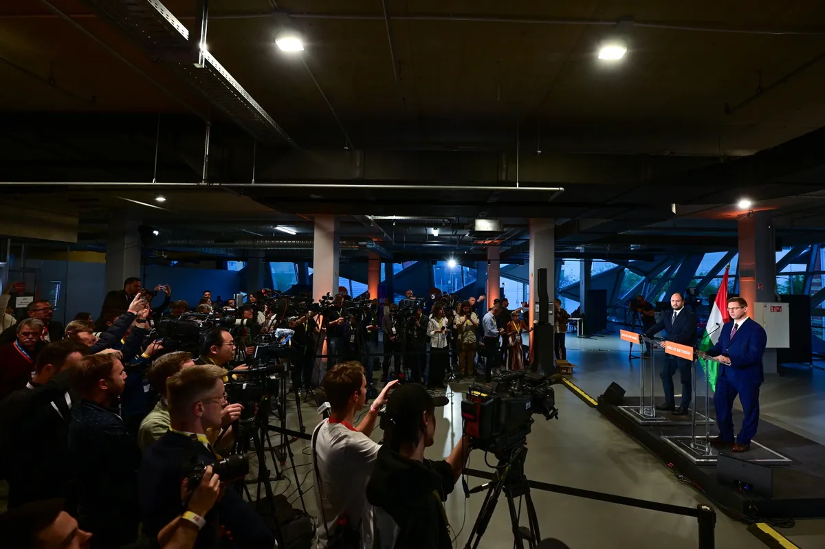 Budapest, 2026. április 12.
Gulyás Gergely, a Miniszterelnökséget vezető miniszter (j) és Nacsa Lőrinc, a Miniszterelnökség nemzetpolitikáért felelős államtitkára, a KDNP frakcióvezető-helyettese sajtótájékoztatót tart a Fidesz-Magyar Polgári Szövetség és a Kereszténydemokrata Néppárt eredményváró rendezvényén a Bálna Kulturális Központban 2026. április 12-én.
MTI/Czeglédi Zsolt
