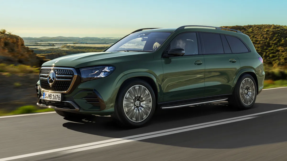 Minden eddiginél kényelmesebb haladást ígér a kátyúkat a felhőben eltároló Mercedes-Benz légrugózás.