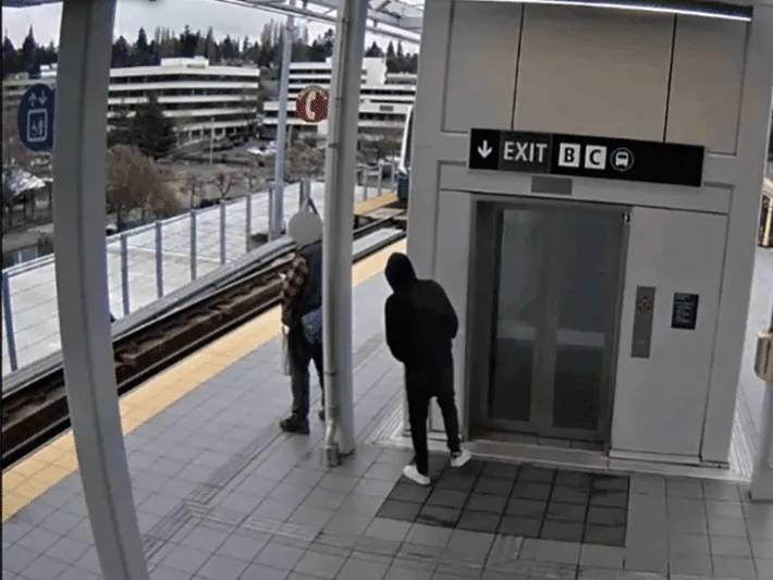 A támadás pillanatait a biztonsági kamera rögzítette Egy férfi kétszer is megpróbálta egy idegent a vonat elé lökni egy seattle-i villamosmegállóbanVillamosalápróbáljalökni