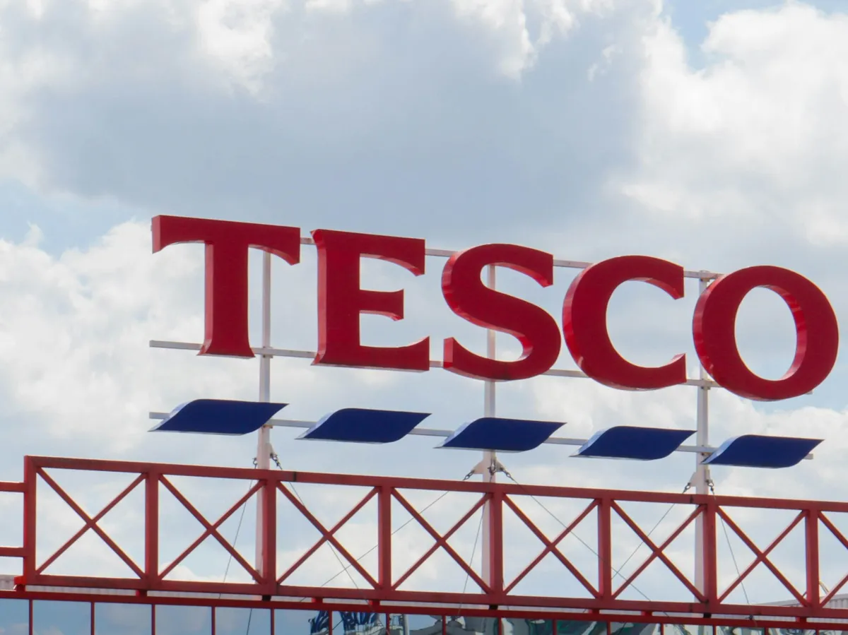 Halálos baleset történt egy Tesco parkolójában, meghalt egy nő