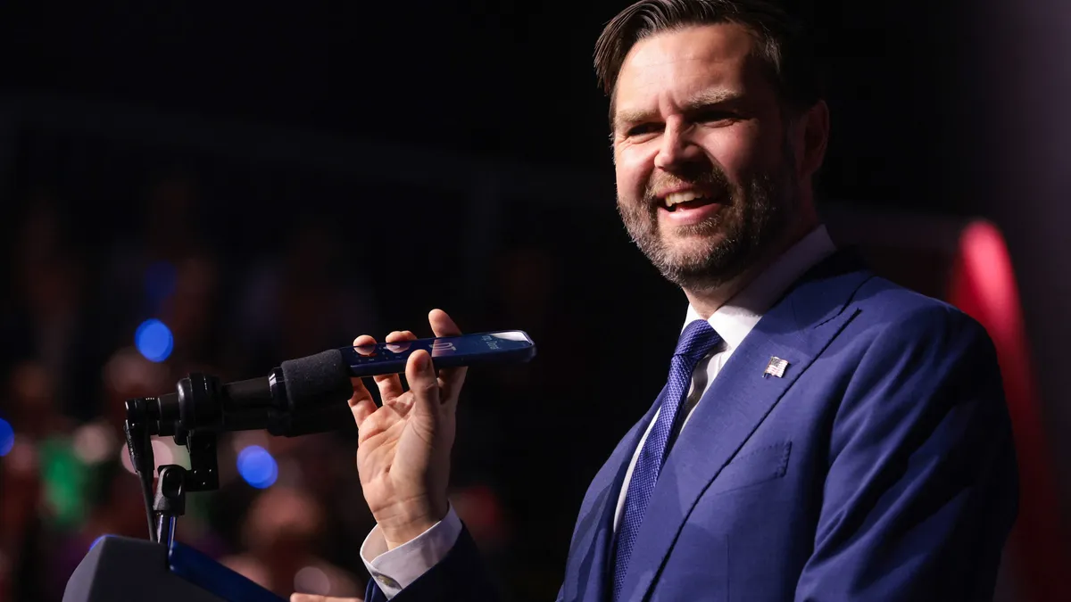 Béketárgyalás az USA és Irán között: Megállapodás nélkül térünk vissza az Egyesült Államokba" – jelentette ki Vance alelnökUS Vice President JD Vance holds a mobile phone while on a call with US President Donald Trump to a microphone during a "Day of Friendship" event with Hungarian Prime Minister Viktor Orban (not in picture) at MTK Sportpark in Budapest, Hungary on April 7, 2026. US Vice President JD Vance is in Hungary to deliver the US President's support to his ally, nationalist Prime Minister Viktor Orban, ahead of tightly contested parliamentary elections scheduled for April 12, 2026. (Photo by Jonathan Ernst / POOL / AFP)