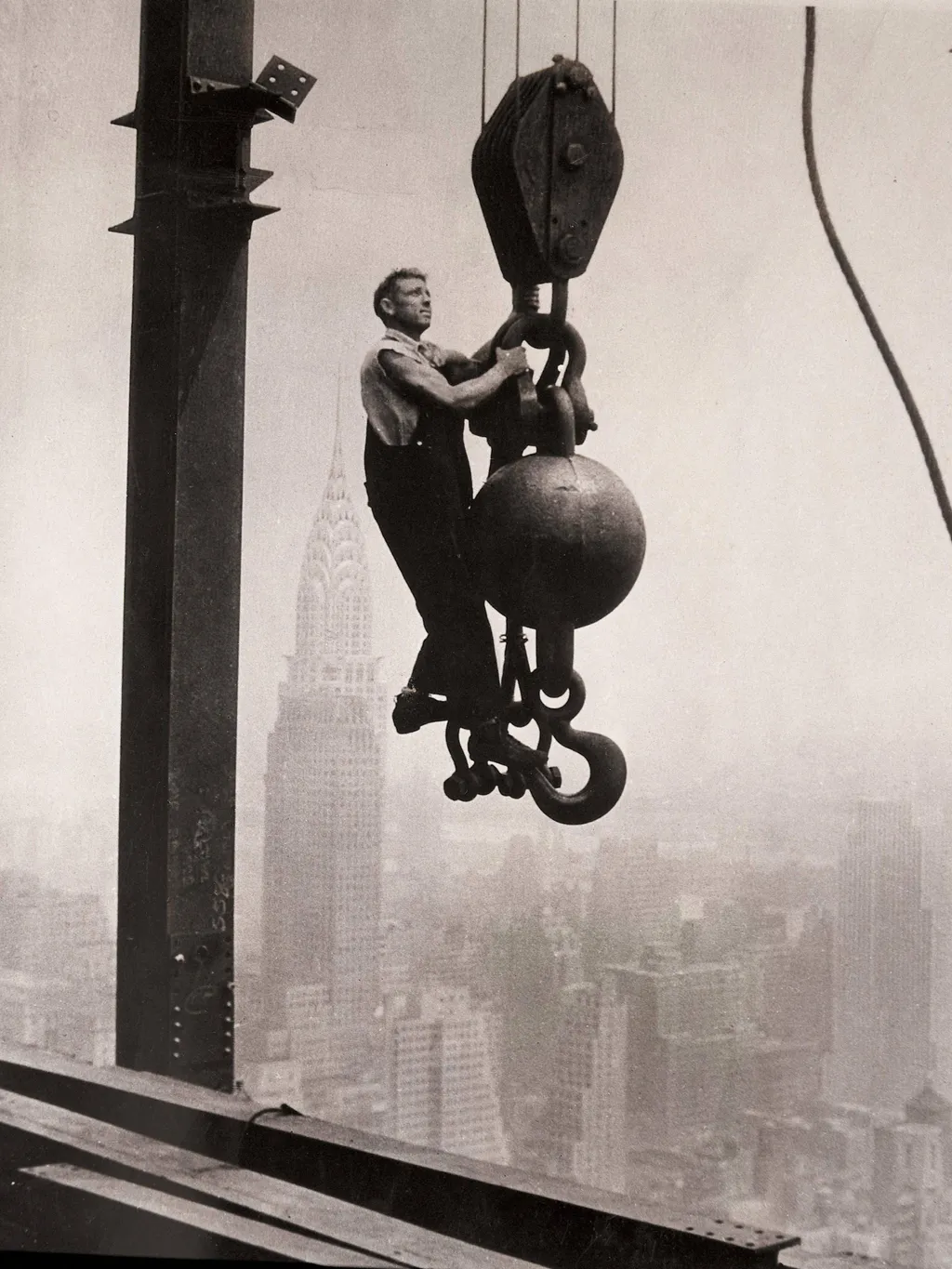 Empire State Building, EmpireStateBuilding, 

Construction worker on the Empire State Building, in the background: the Crysler Building. Photograph. 1931 (Photo by Austrian Archives / IMAGNO / APA-PictureDesk via AFP)