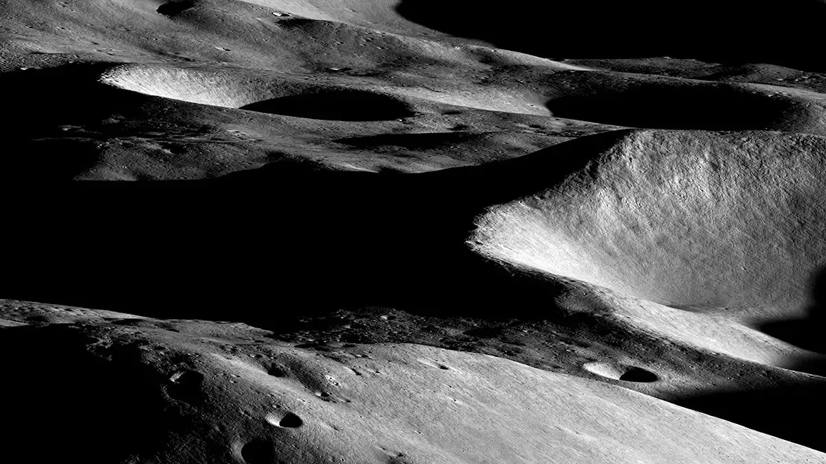 A Hold déli pólusánál található Malapert Massif kiemelkedését hosszú árnyék kíséri - ez a terület is vízjeget rejthet