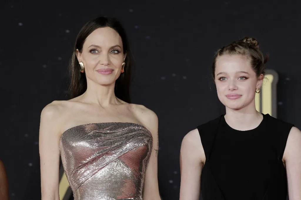 Brad Pitt és Angelina Jolie lánya, Shiloh Jolie-Pitt Angelina Jolie társaságában részt vesz az „Eternals” című film vörös szőnyeges premierjén a 16. Római Filmfesztiválon 2021. október 24-én, Rómában, Olaszországban.