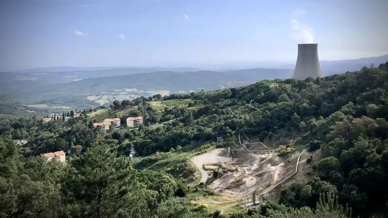 Toszkána dimbes-dombos tájai alatt néma csendben bújik meg a Yellowstone szupervulkánjával összemérhető mennyiségű magma. Nem véletlen, hogy a térségben található a világ első geotermikus erőműje