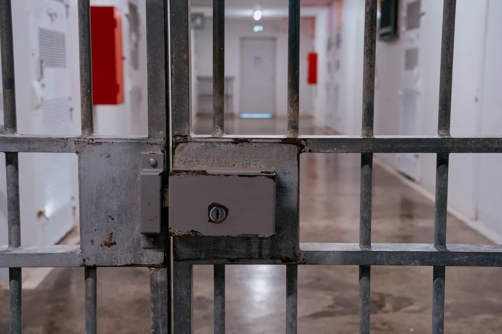 Tűz ütött ki csütörtök reggel a Gyorskocsi utcai börtönben, egy női rab felgyújtotta a matracát