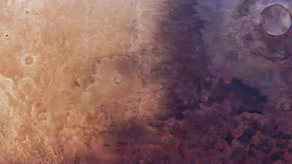 A Mars északi részén található sötét folt folyamatosan növekszik