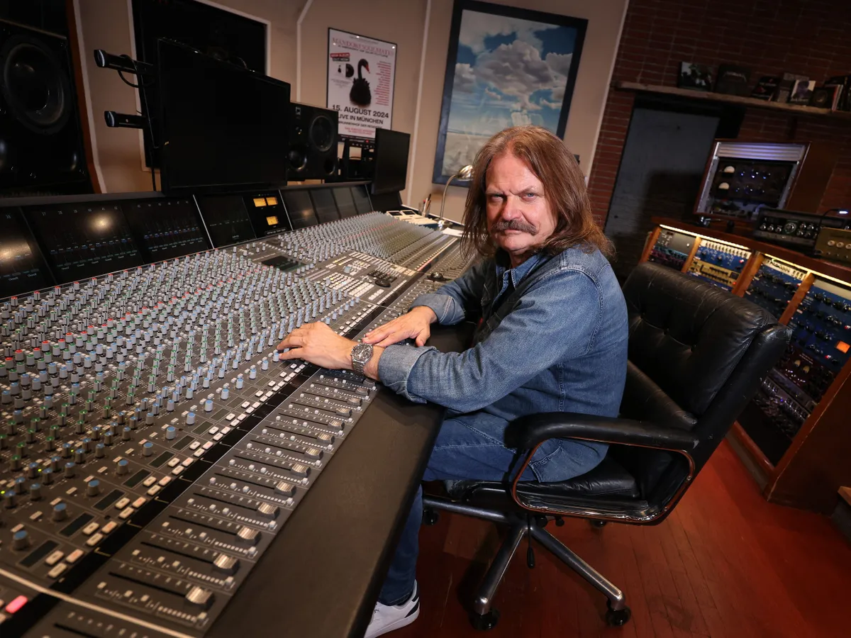 PRODUCTION - 06 August 2025, Bavaria, Tutzing: Leslie Mandoki, musician and producer, sits at the mixing desk in the recording studio of his production company Red Rock Production. Photo: Karl-Josef Hildenbrand/dpa (Photo by KARL-JOSEF HILDENBRAND / dpa Picture-Alliance via AFP)