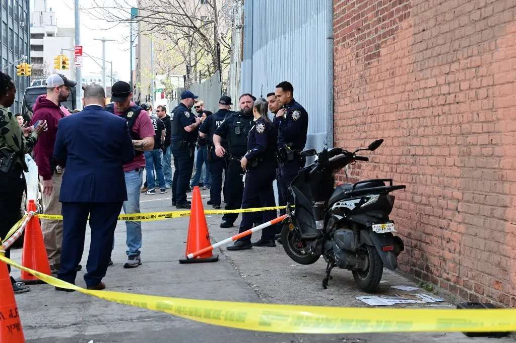 Rendőrök vizsgálják a lövöldözés helyszínét Brooklynban, ahol a gyanúsítottak robogóját megtalálták NYPD officers work the scene where a moped, ridden by suspects, is found on Warsoff Place following a fatal shooting of a 7-month-old child in the area of Moore Street and Humboldt Street within the confines of the 90th Precinct in Brooklyn, New York, United States, on April 1, 2026. NYPD officers and detectives canvass the scene for clues. There are no arrests, and the investigation is ongoing. (Photo by Kyle Mazza/NurPhoto) (Photo by Kyle Mazza / NurPhoto via AFP)