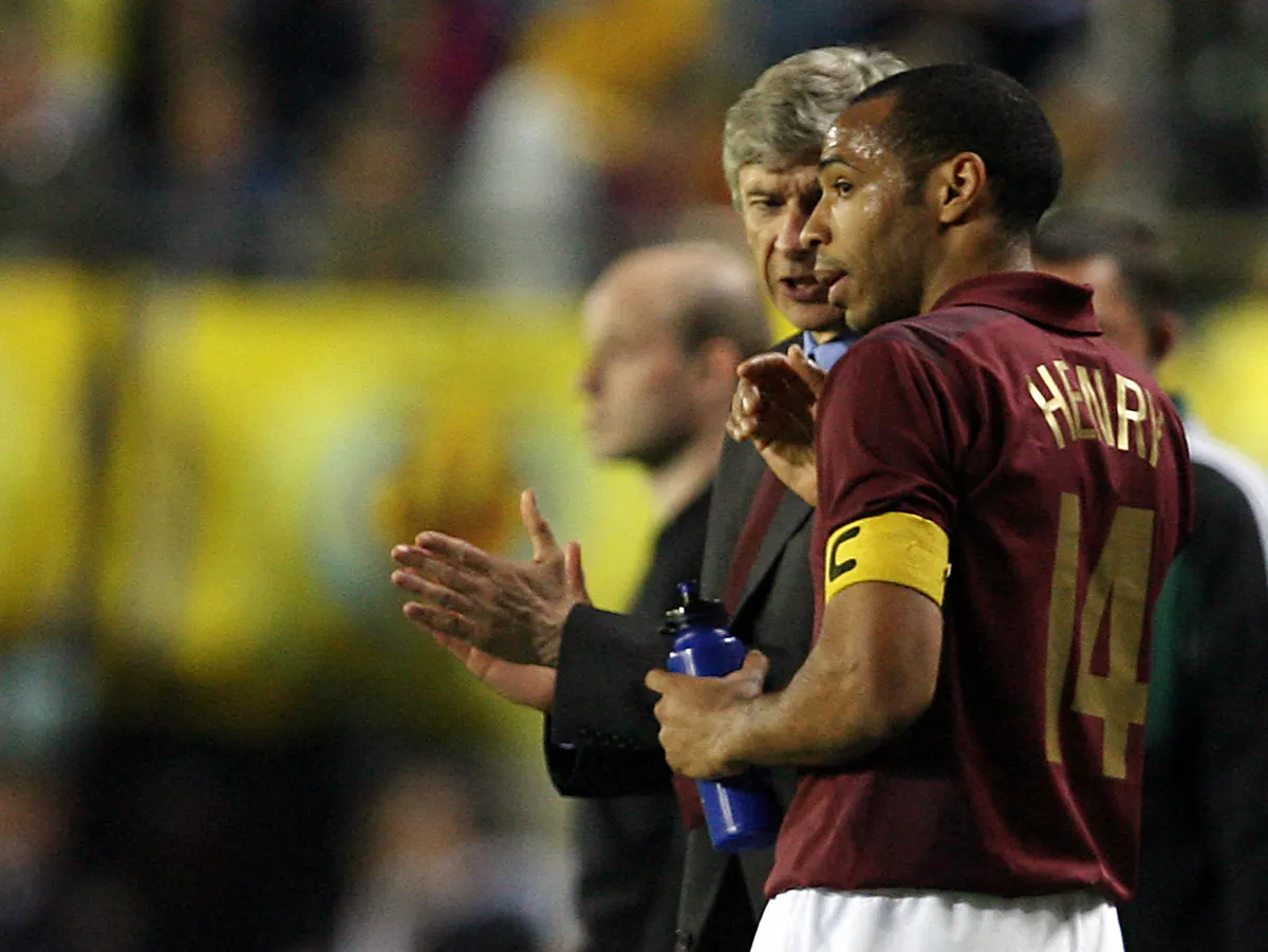 Arsenal's French striker Thierry Henry (R) chats with coach Arsene Wenger during their Champions League semi-final second leg football match against Villarreal at the Madrigal stadium in Villarreal, 25 April 2006. AFP PHOTO/JAVIER SORIANO. (Photo by JAVIER SORIANO / AFP)