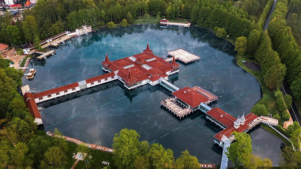 A Hévízi-tó rejtett barlangjait fotózták. Fotó: Shutterstock