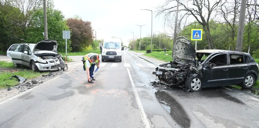 Frontális karambol Szolnokon, a balesetben ketten megsérültek 