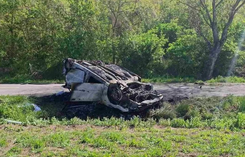 Bennégett a feleség a tetejére borult, majd kigyulladt autóban