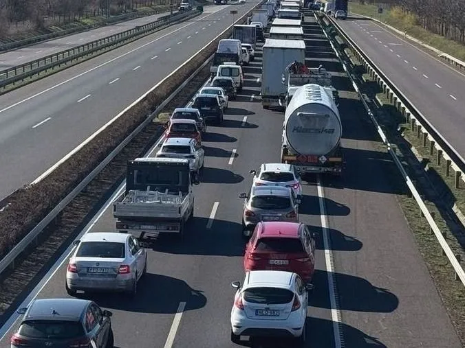 A Bicske térségében történt baleset után gyorsan nő a torlódás