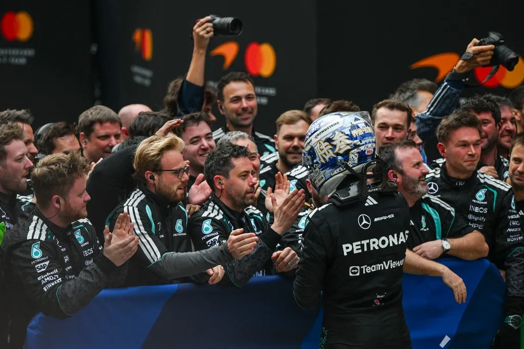 Hiába váltott Adidasra a Mercedes, nem várt pert kapott a nyakába a Forma-1-es csapat