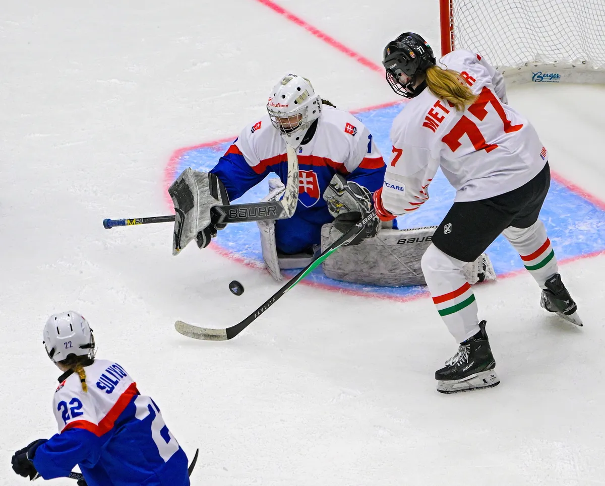 Budapest, 2026. április 15.Metzler Regina (j) és a szlovák Livia Debnarová kapus (k) a Magyarország - Szlovákia női jégkorong divízió I/A-világbajnokság mérkőzésén a Vasas Jégcentrumban 2026. április 15-én.MTI/Szigetváry Zsolt