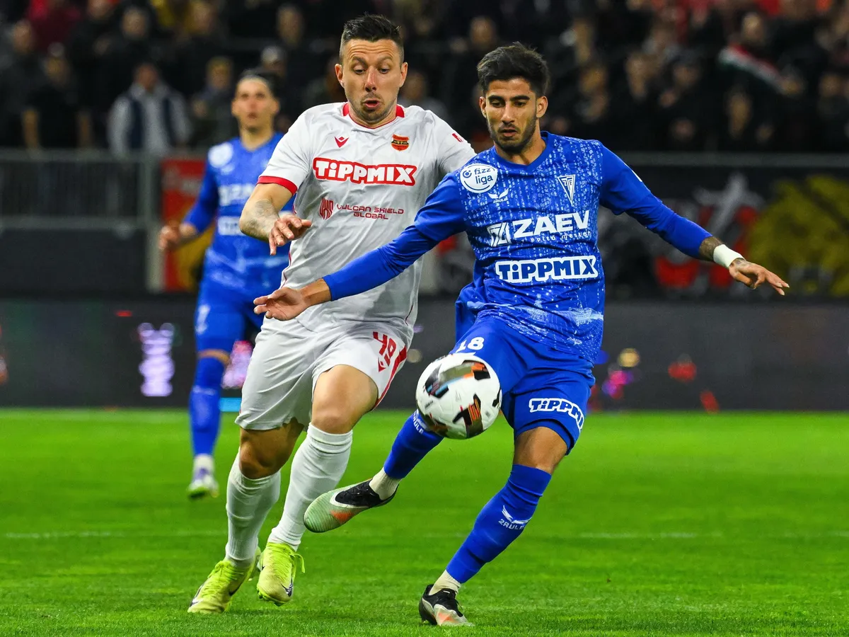 Budapest, 2026. április 21.
Branko Pauljevic, a Honvéd (b) és José Calderón, a Zalaegerszeg játékosa a labdarúgó MOL Magyar Kupa elődöntőjében játszott Budapest Honvéd FC - Zalaegerszegi TE FC mérkőzésen a Bozsik Arénában 2026. április 21-én.
MTI/Purger Tamás