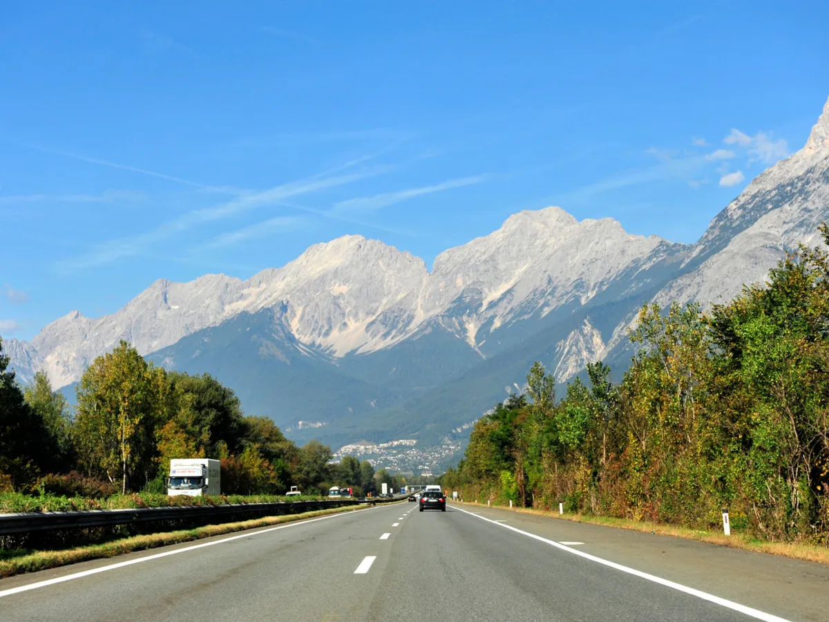 Minden tényezőt figyelembe véve a 100 km/órás sebességhatárral 1-4%-kal csökken csak az üzemanyag-fogyasztás Ausztriában.