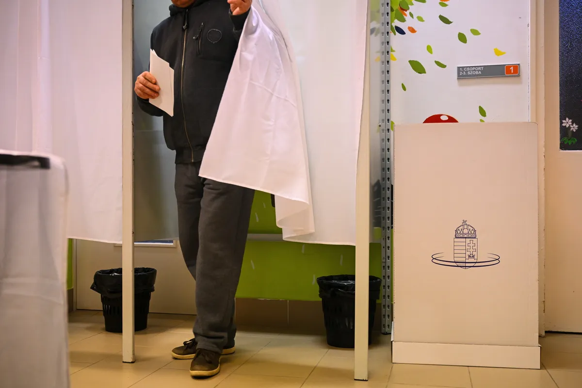 Budapest, 2026. április 12.
Egy férfi kilép a szavazófülkéből az országgyűlési választáson Budapesten, a XII. kerületi Krisztinavárosi Bölcsődében kialakított szavazókörben 2026. április 12-én.
MTI/Purger Tamás