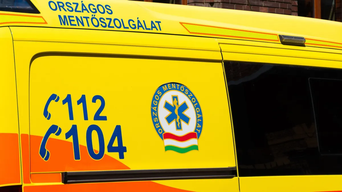 Összeesett egy férfi a metróaluljáróban, azonnal többen is a segítségére siettek