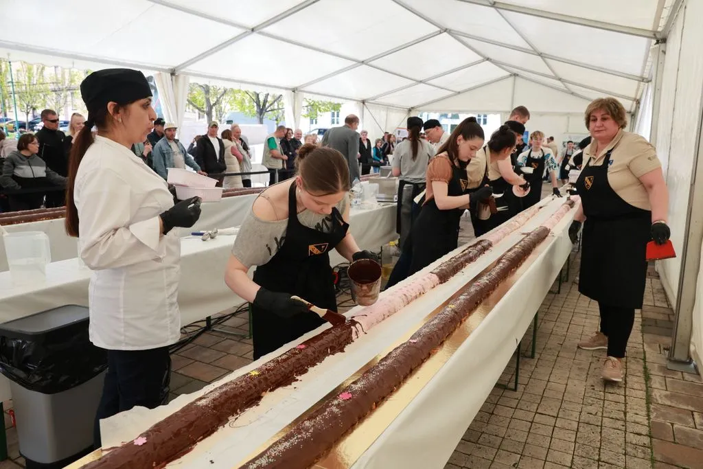 Készül a 100 méter hosszú méretes kalács a szekszárdi Béla király téren