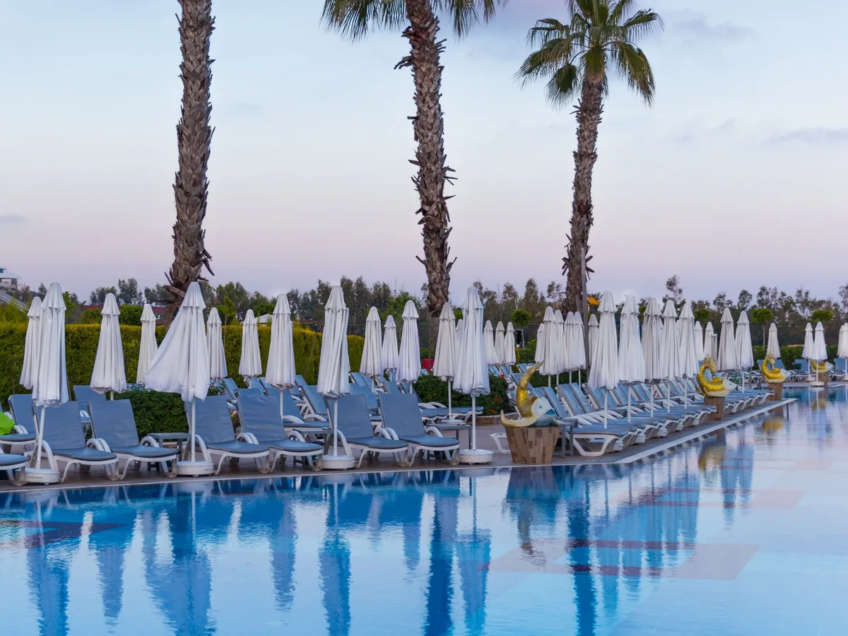 medence, nyaralás, szálloda, baleset