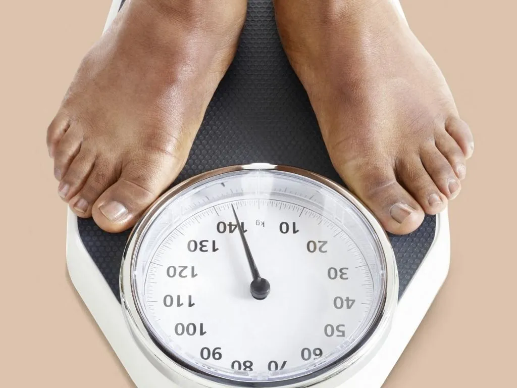 fogyókúrák Man standing on weighing scales. (Photo by SCIENCE PHOTO LIBRARY / R3F / Science Photo Library via AFP)