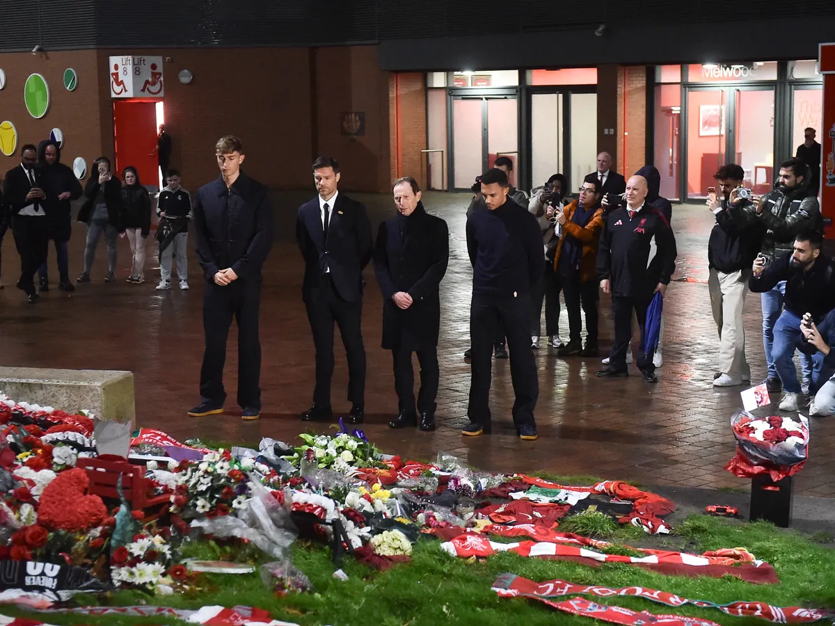 (L-R) Real Madrid's Spanish defender #24 Dean Huijsen, Real Madrid's Spanish coach Xabi Alonso, Real Madrid's chairman Emilio Butragueno and Real Madrid's English defender #12 Trent Alexander-Arnold pay their respects and lay wreathes in memory of Liverpool's late Portugese striker Diogo Jota after a press conference at Anfield Stadium in Liverpool in north-west England, on November 3, 2025, on the eve of Real Madrid's UEFA Champions League league phase football match against Liverpool. (Photo by PETER POWELL / AFP)