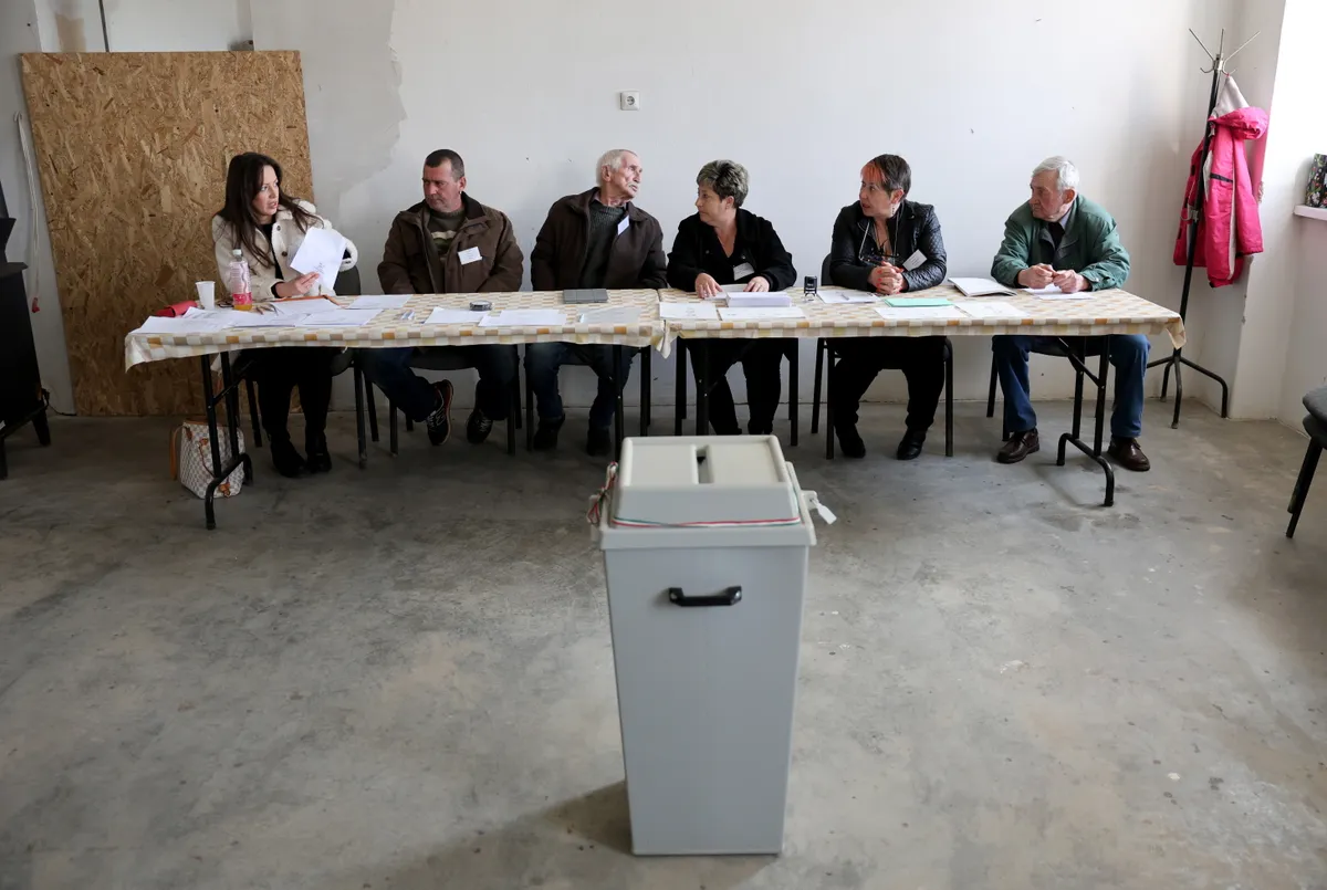 Debréte, 2026. április 12.
A szavazatszámláló bizottság tagjai az országgyűlési választáson az ország legkisebb szavazókörében Debrétén, a Közösségi Házban kialakított szavazókörben 2026. április 12-én. A Borsod-Abaúj-Zemplén vármegye településen tízen adhatják le szavazatukat.
MTI/Vajda János