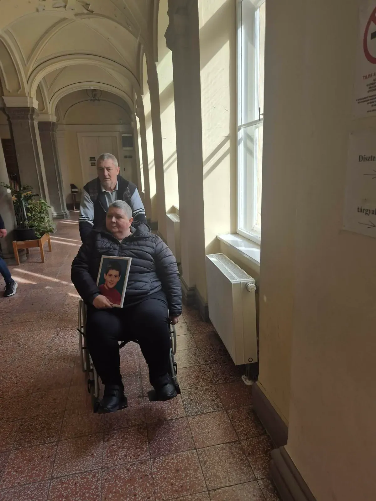 Till Tamás gyászoló szülei megtörten, de méltósággal érkeztek meg a Kecskeméti Törvényszék folyosójára
