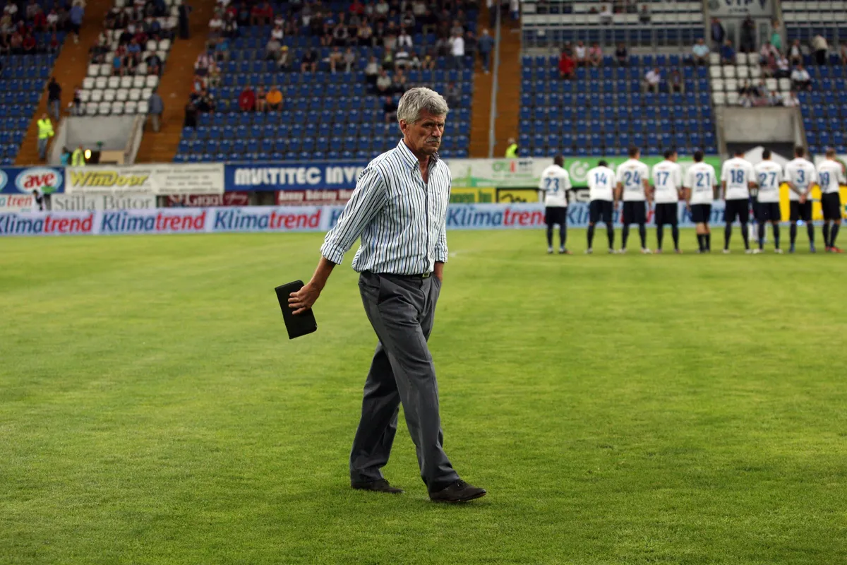 Zalaegerszeg, 2011. augusztus 19.
Csank János, a ZTE vezetõedzõje megy a pályán az OTP Bank Liga 6. fordulójában lejátszandó, ZTE FC - Vasas-Híd mérkõzés elõtt Zalaegerszegen, a ZTE stadionjában.
MTI Fotó: Varga György