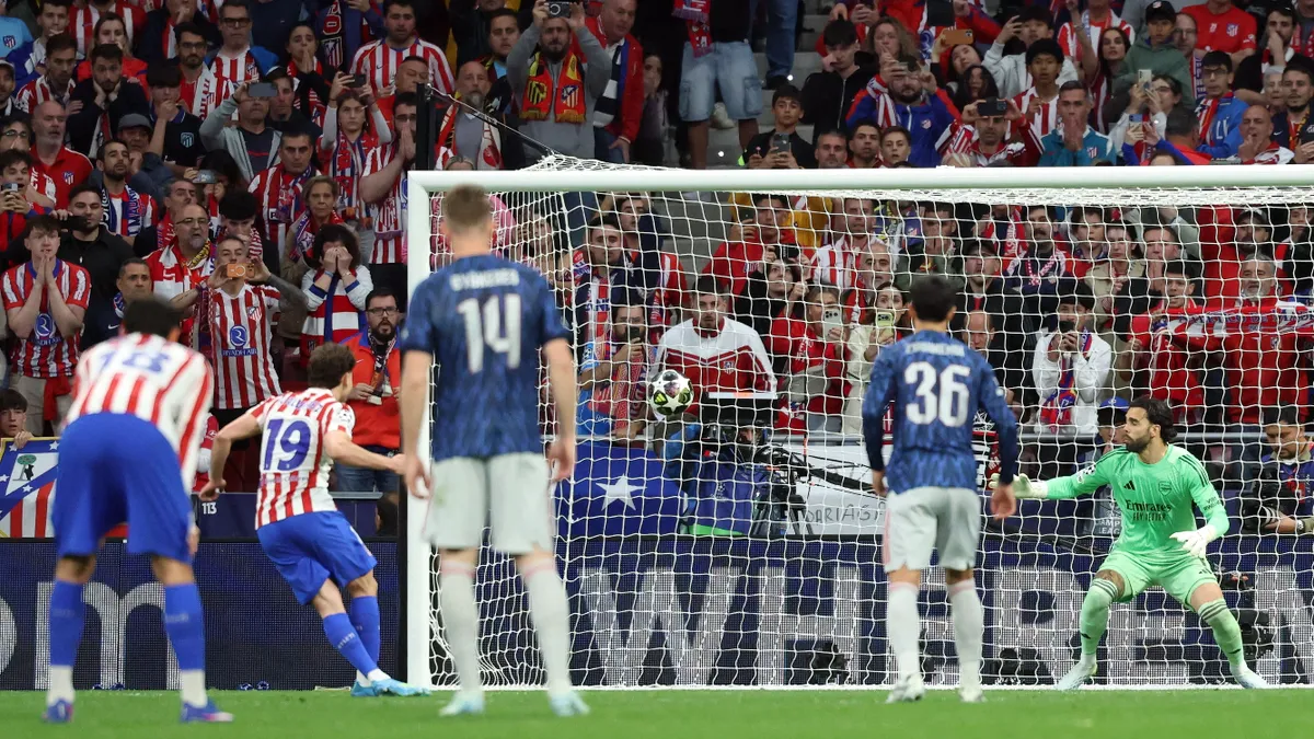 Atletico Madrid's Argentine forward #19 Julian Alvarez scores an equalizing oal from the penalty spot during the UEFA Champions League semi-final first leg football match between Club Atletico de Madrid and Arsenal at the Metropolitano stadium in Madrid on April 29, 2026. (Photo by Pierre-Philippe MARCOU / AFP)