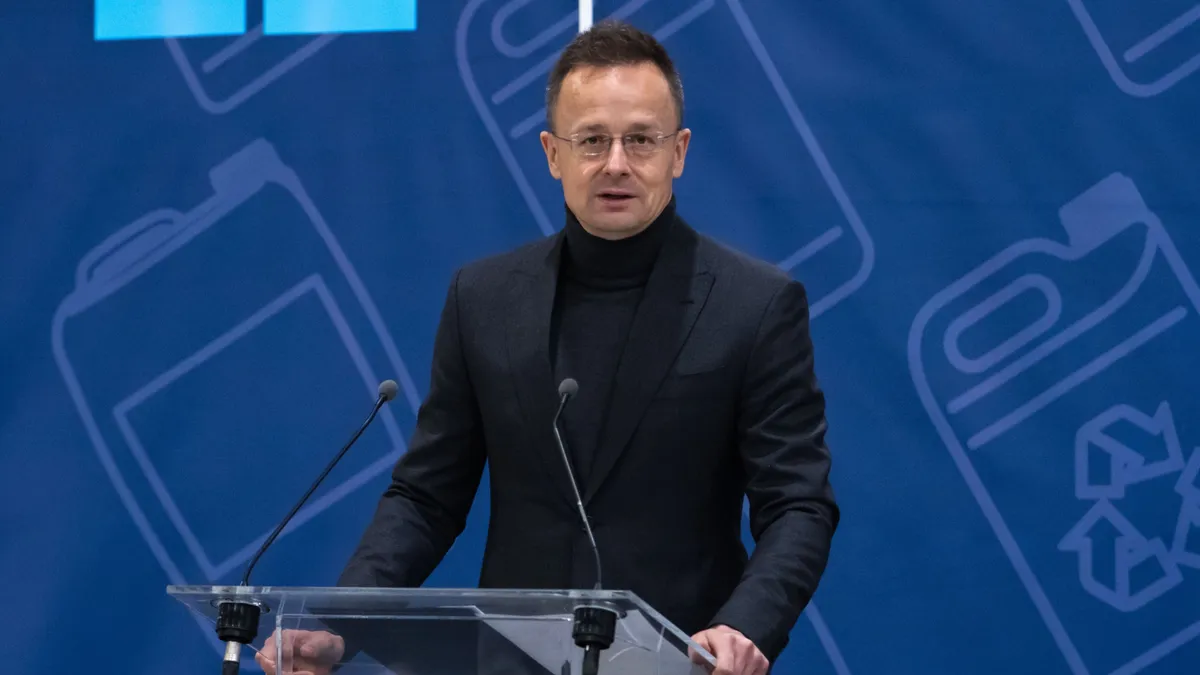 Algyő, 2026. március 31.
Szijjártó Péter külgazdasági és külügyminiszter beszédet mond a Hód Plast Kft. üzemátadó ünnepségén Algyőn 2026. március 31-én. A műanyag csomagolóeszközök gyártásával foglalkozó, hazai tulajdonú cég 2,5 milliárd forintos beruházást hajtott végre a kormány 870 millió forintos támogatásával, aminek nyomán húsz új munkahely jött létre.
MTI/Oláh Tamás