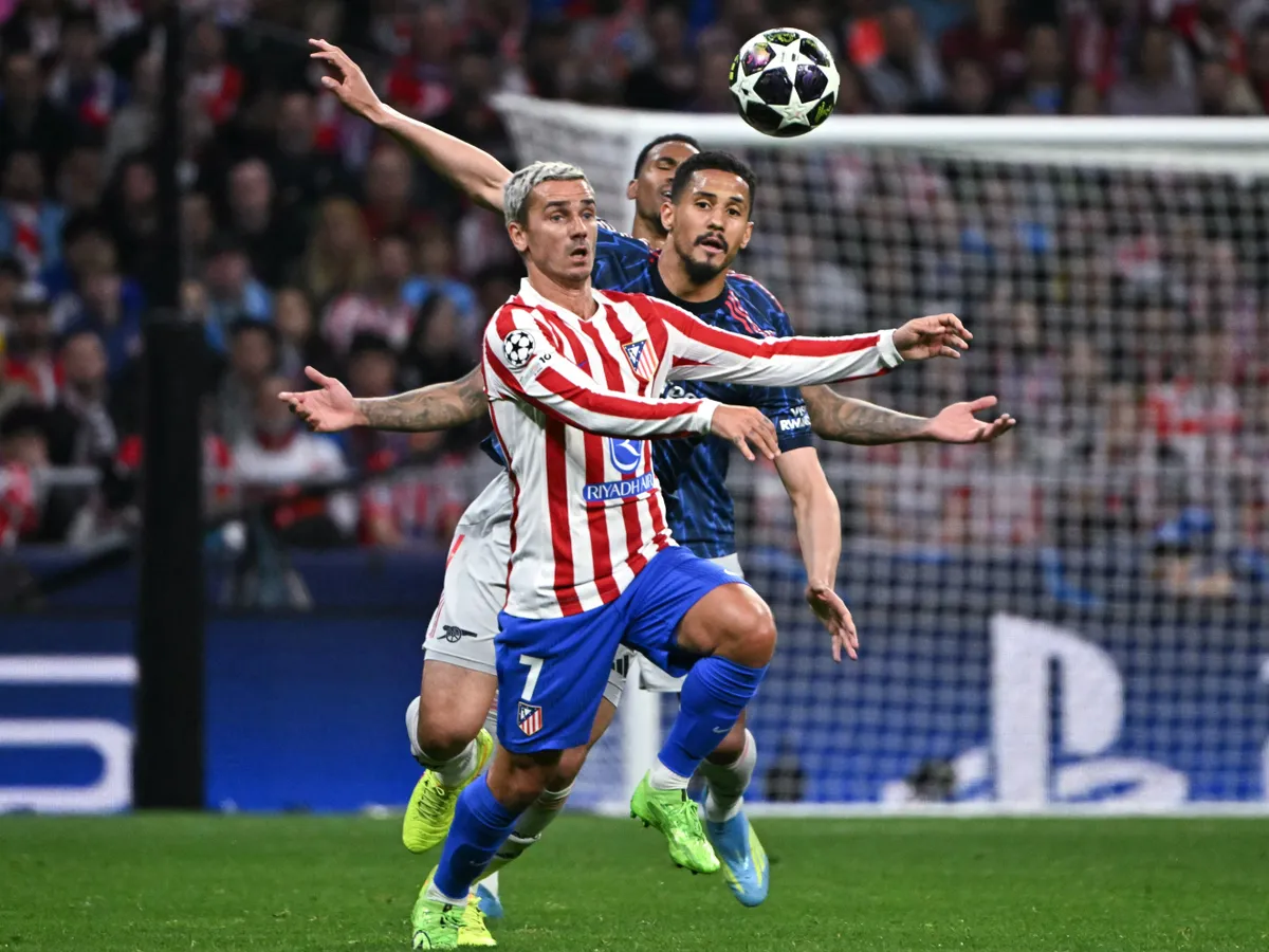 Atletico Madrid's French forward #07 Antoine Griezmann (L) vies for the ball with Arsenal's French defender #02 William Saliba during the UEFA Champions League semi-final first leg football match between Club Atletico de Madrid and Arsenal at the Metropolitano stadium in Madrid on April 29, 2026. (Photo by Javier SORIANO / AFP)