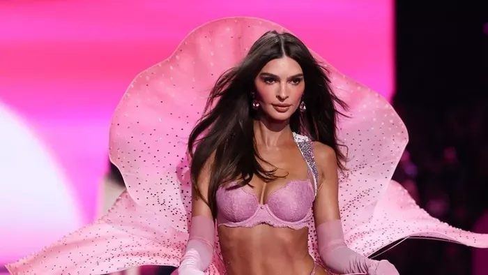 Félmeztelenül, perverz képeken mutogatja magát a világhírű modell – dögös fotók