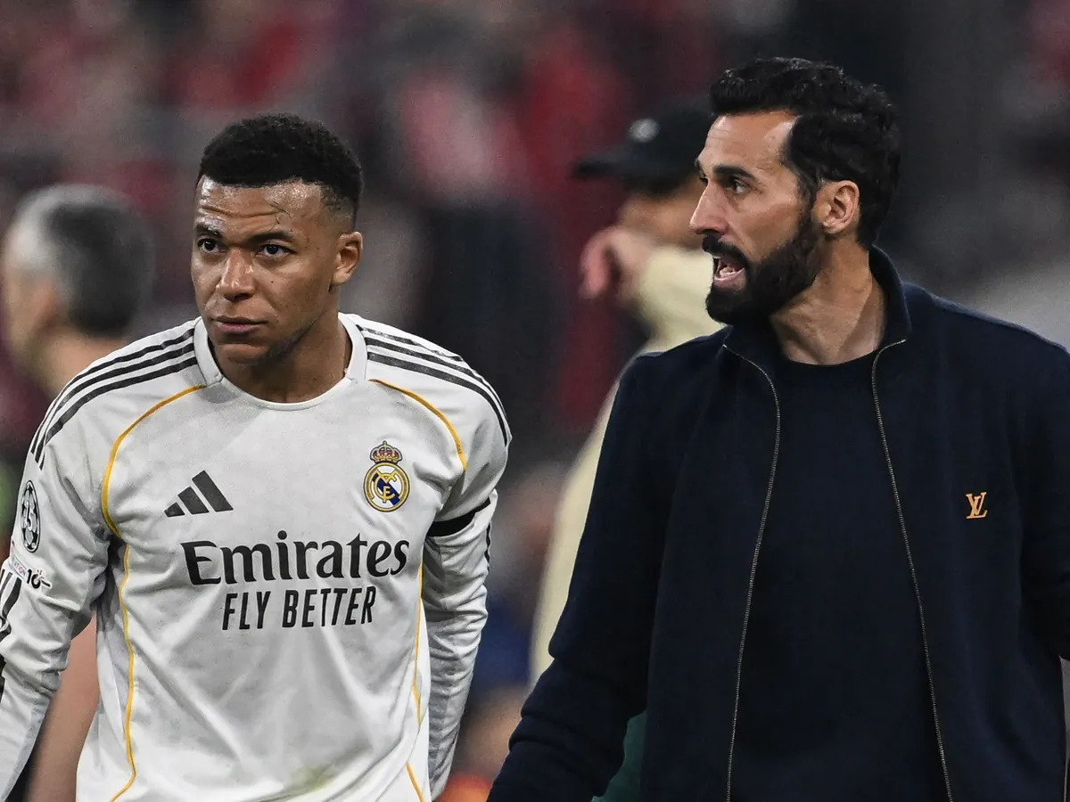 15 April 2026, Bavaria, Munich: Soccer, Men: Champions League, Bayern Munich - Real Madrid, knockout round, quarter-finals, second legs, Allianz Arena, Coach Alvaro Arbeloa (Real Madrid) talks to Kylian Mbappe (Real Madrid). Photo: Sven Hoppe/dpa (Photo by SVEN HOPPE / dpa Picture-Alliance via AFP)