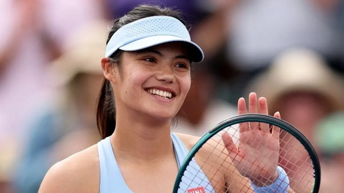 Véget kell vetnie a csapodár életnek! Emma Raducanu mintha csak a bájos mosolyával akarna hódítani