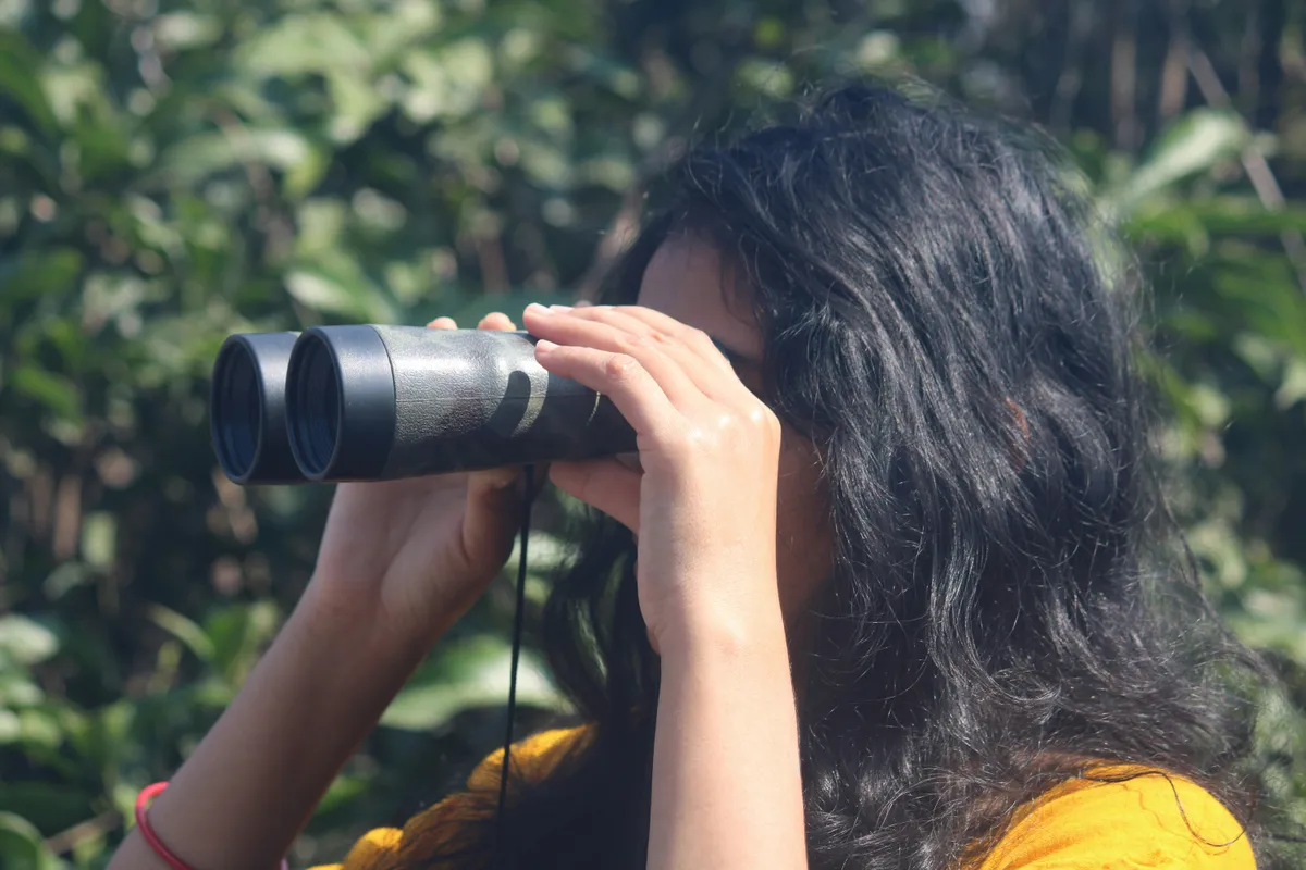 Egy kézitávcsővel akár az üstökös csóváját is láthatjuk – Fotó: Unsplash