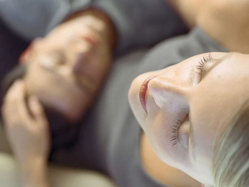 alvás Man sleeping with head in woman's lap (Photo by Vincent Hazat / AltoPress / PhotoAlto via AFP)