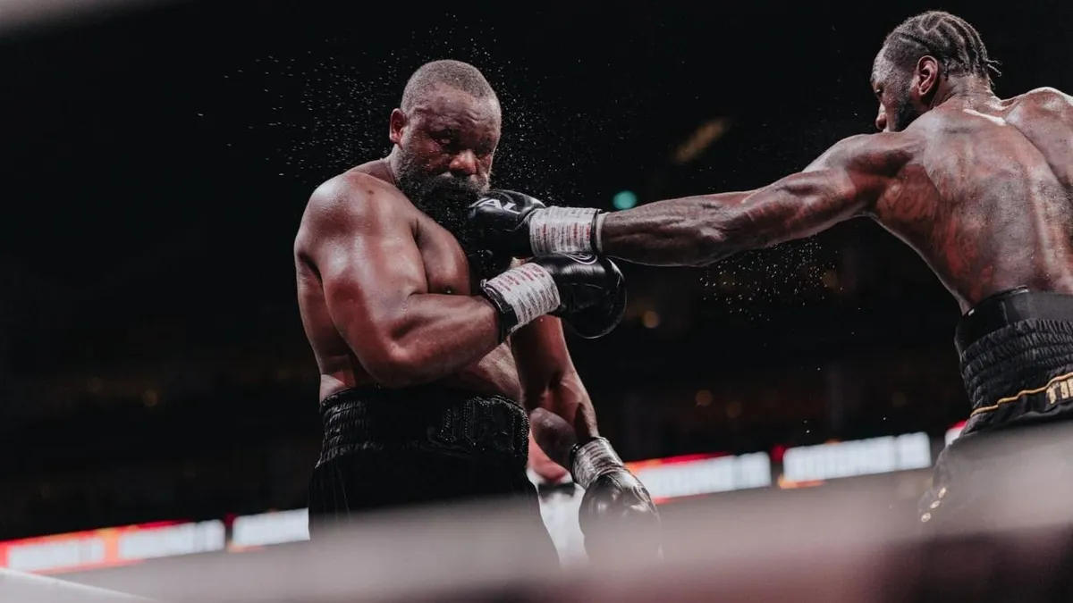 Furcsán üzent ellenfelének a nehézsúlyú bokszoló, mielőtt leütötte – videó