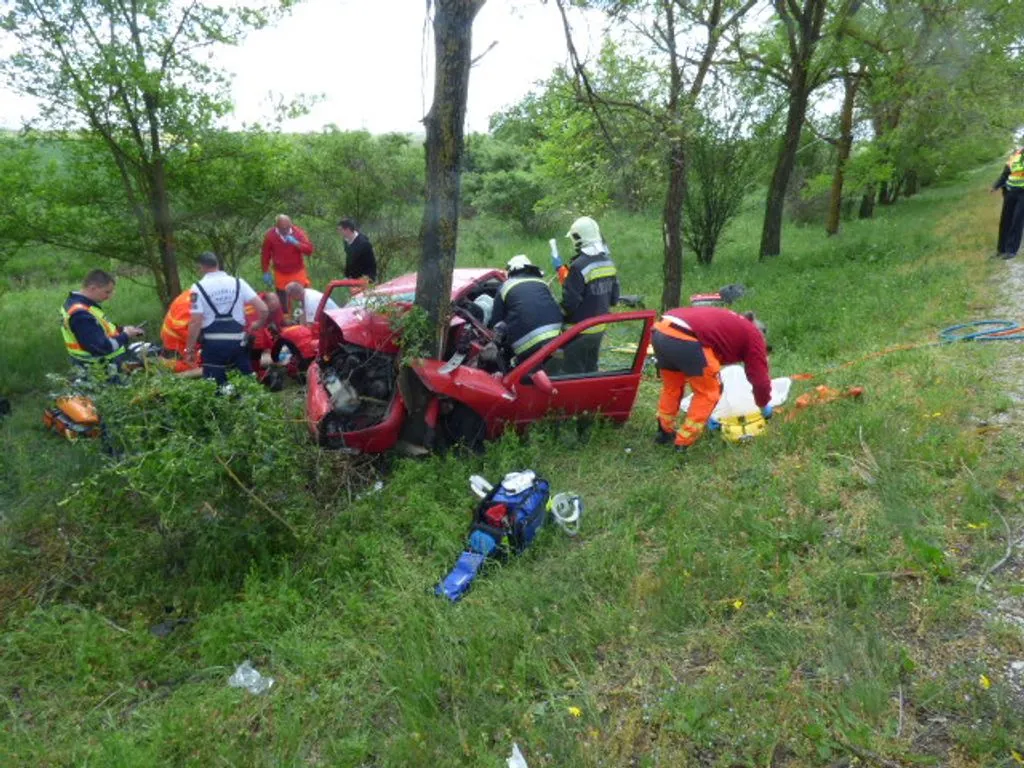 A 4-es főúton történt baleset helyszíne Karcagnál, ahol egy autó fának csapódott