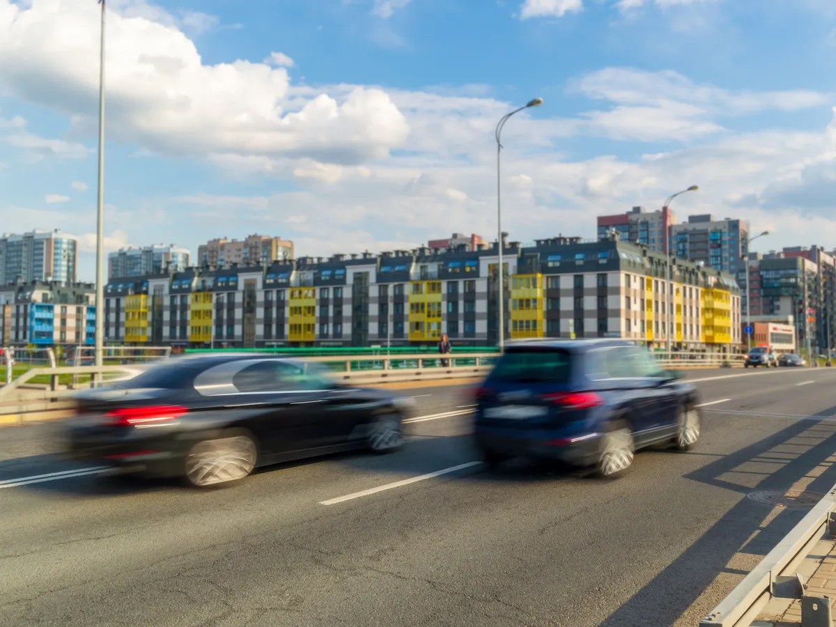 előzés, jobbról előzés, jobbrólelőzés, Sokan nem tudják, de a KRESZ bizonyos helyzetekben megengedi a jobbról elhaladást